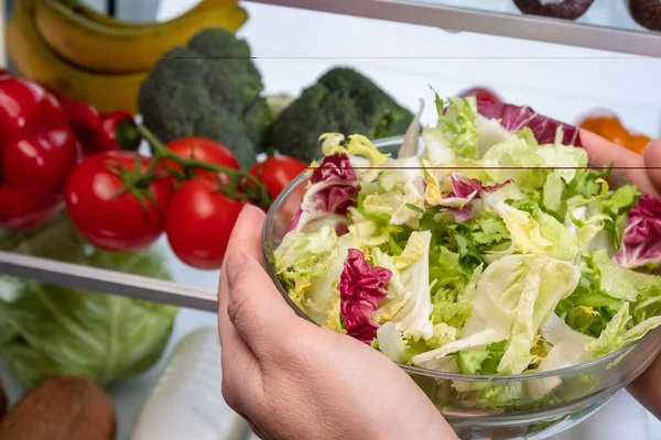 Dondurulmuş buzdolabı, domatesler sağlıklı beslenme..