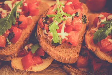 İtalyan bruschetta fesleğen aperatifi. sebze