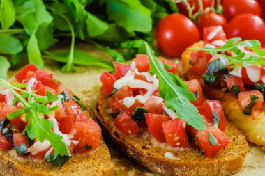 İtalyan bruschetta fesleğen aperatifi. Sarımsaklı tost.