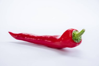 Biberli kırmızı biber tamamen izole edilmiş tatlı. beyaz single