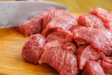 Et taze tahta kesilmiş, inek..