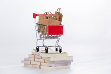 Tramvay beyaz arka planda para. konsept internet