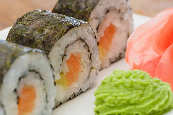 Sushi roll owoce morza ryż ryba, świeże surowce. — Zdjęcie stockowe