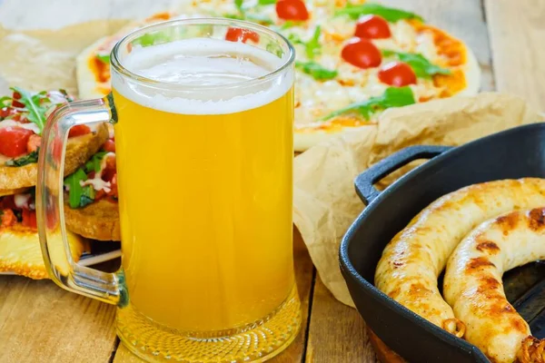Bier Drinkt Bruschetta Worstjes Pizza Tuin Gezond — Stockfoto