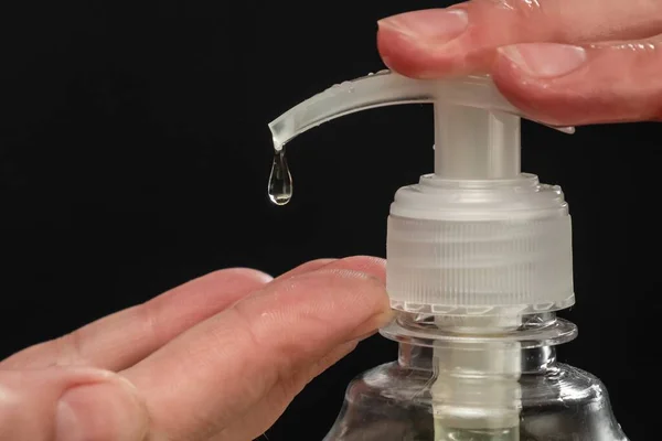 El hijyen şişesi dezenfektan jeli. parmak bakımı