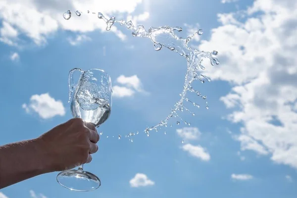 Gökyüzü camı rengi şarap, yaz.