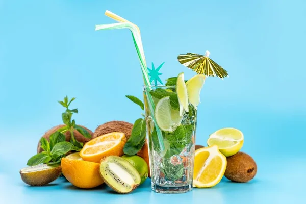 Cóctel mojito fondo azul fruta naranja cristal. refresco de bar — Foto de Stock