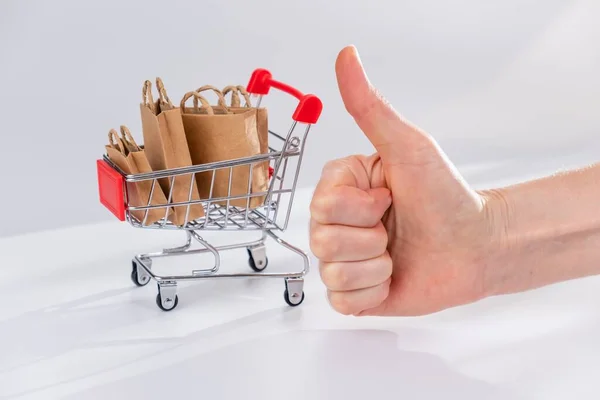 Araba paketleri beyaz arka planda, tıpkı parmak gibi. indirimli paketleme