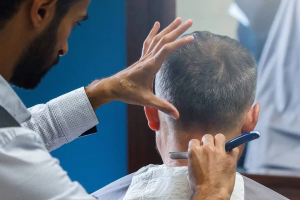 Kapperskapsalon kappersbaard kapper, scheermes hipster. — Stockfoto