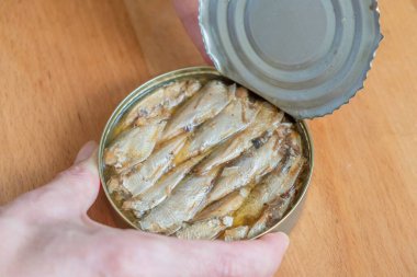 Balık konserveleri deniz ürünlerini açabilir. & Beyazı kapat