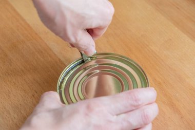 Balık konserveleri deniz ürünlerini açabilir. Yemek saklayın.