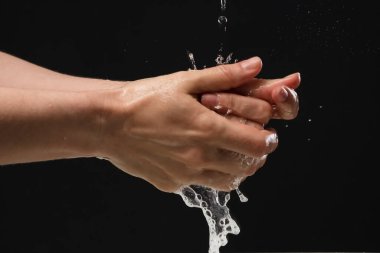 Enfeksiyonu Covid-19 virüsünden ve diğer virüslerden korumak için elini alkol dezenfektanı jeliyle yıkamak..