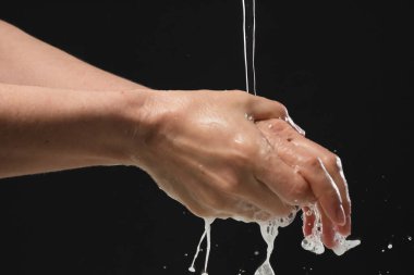 Enfeksiyonu Covid-19 virüsünden ve diğer virüslerden korumak için elini alkol dezenfektanı jeliyle yıkamak..