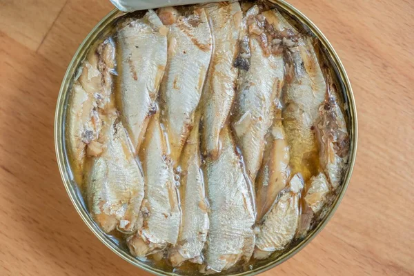 Balık konserveleri deniz ürünlerini açabilir. Yemek yakın plan. — Stok fotoğraf