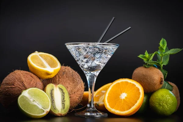 Martini bardağı. Naneli buz kokteyli tropikal içecek, alkol. su alkolü