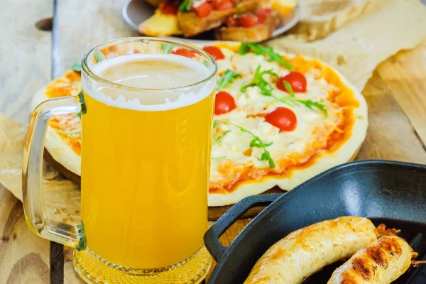 Bira bruschetta sosisli pizza. sağlıklı taze