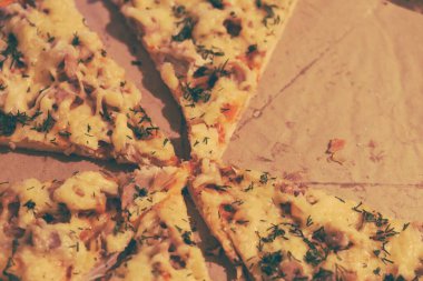 İtalyan usulü pizza, fesleğen, domates..