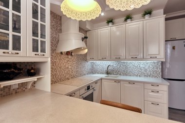 Aletleri olan bir mutfak ve güzel bir iç mekan.