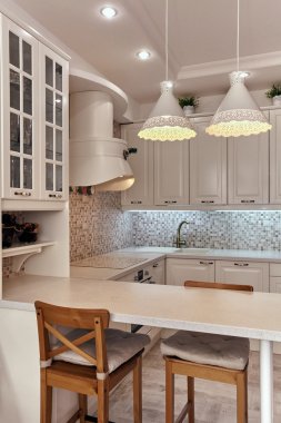 Aletleri olan bir mutfak ve güzel bir iç mekan.