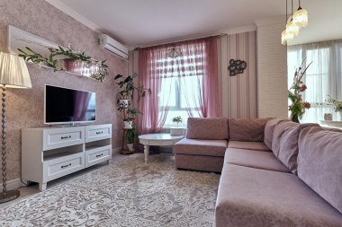 Güzel bir iç mekanı olan oturma odası.