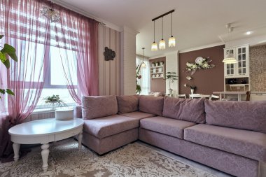 Aletleri olan bir mutfak ve güzel bir iç mekan.