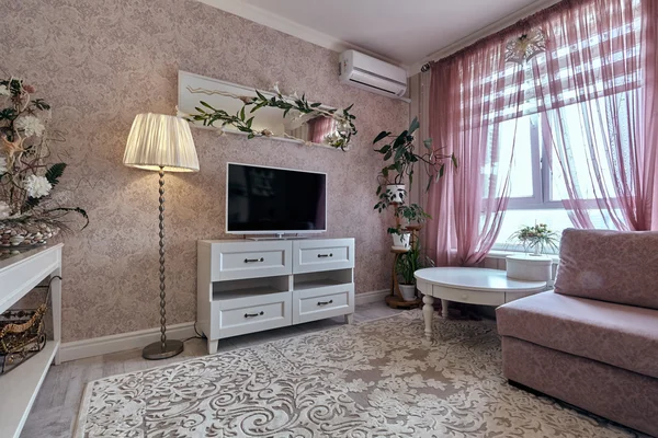 Sala de estar com um belo interior — Fotografia de Stock