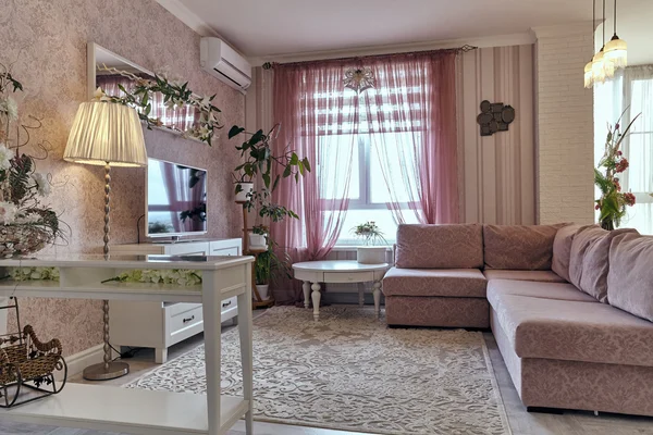 Sala de estar com um belo interior — Fotografia de Stock