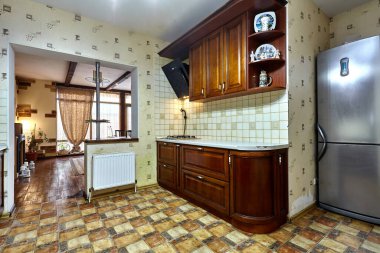 Aletleri olan bir mutfak ve güzel bir iç mekan.