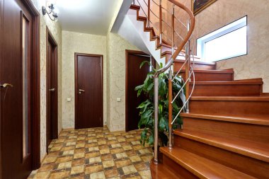 Güzel bir iç mekanı olan giriş salonu.