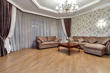 Güzel bir iç mekanı olan oturma odası.