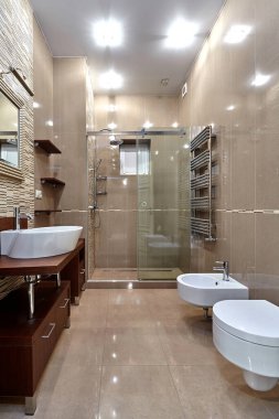 İçi güzel olan bir banyo.