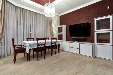 Güzel bir iç mekanı olan oturma odası.