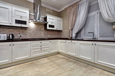 Aletleri olan bir mutfak ve güzel bir iç mekan.