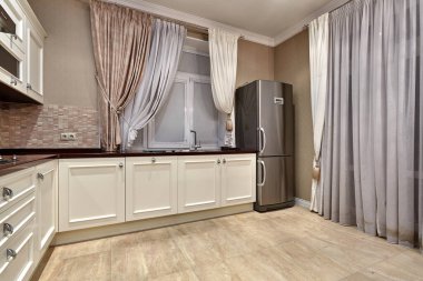 Aletleri olan bir mutfak ve güzel bir iç mekan.