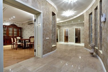 Güzel bir iç mekanı olan giriş salonu.