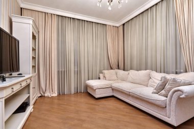 Güzel bir iç mekanı olan oturma odası.