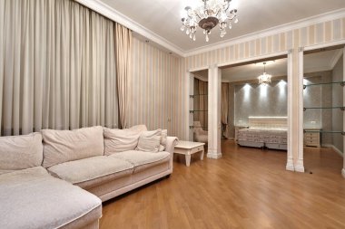 Güzel bir iç mekanı olan yatak odası.