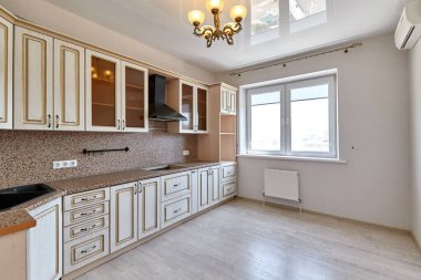 Aletleri olan bir mutfak ve güzel bir iç mekan.