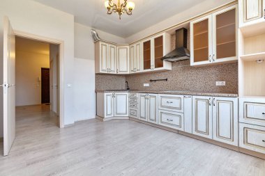 Aletleri olan bir mutfak ve güzel bir iç mekan.