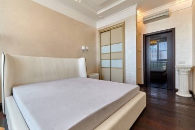 Güzel bir iç mekanı olan yatak odası.