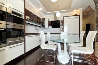 Aletleri olan bir mutfak ve güzel bir iç mekan.