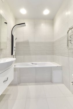 İçi güzel olan bir banyo.