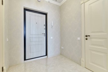 Güzel bir iç mekanı olan giriş salonu.