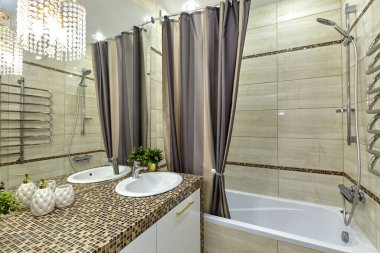 İçi güzel olan bir banyo.