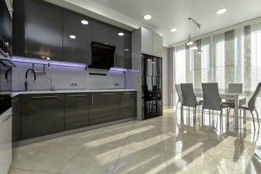 Aletleri olan bir mutfak ve güzel bir iç mekan.