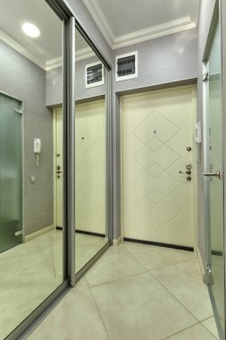 Güzel bir iç mekanı olan giriş salonu.