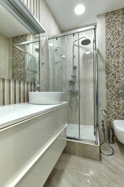 İçi güzel olan bir banyo.