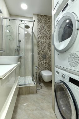 İçi güzel olan bir banyo.