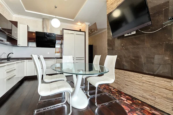 Aletleri olan bir mutfak ve güzel bir iç mekan.