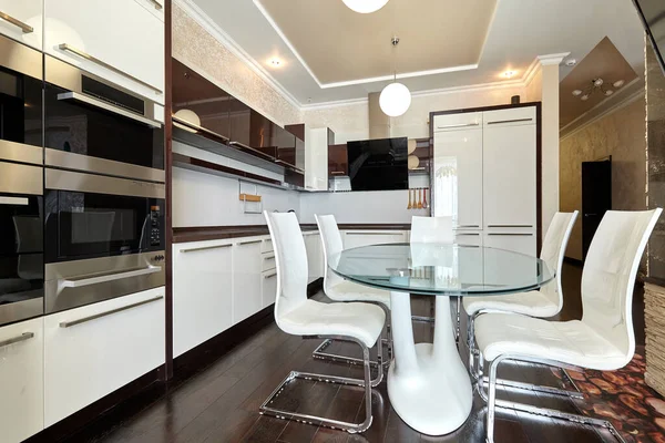 Aletleri olan bir mutfak ve güzel bir iç mekan.